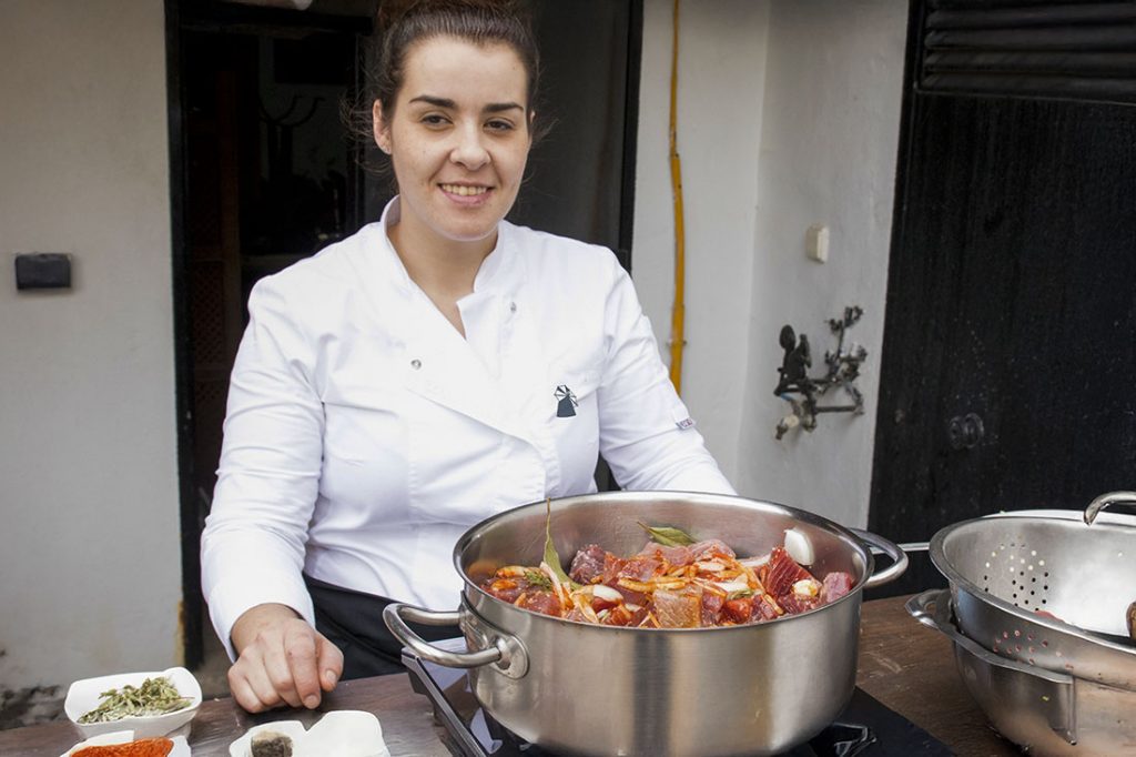 Atún rojo encebollado